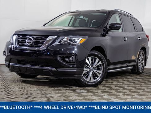 Used 2020 Nissan Pathfinder SV image 2
