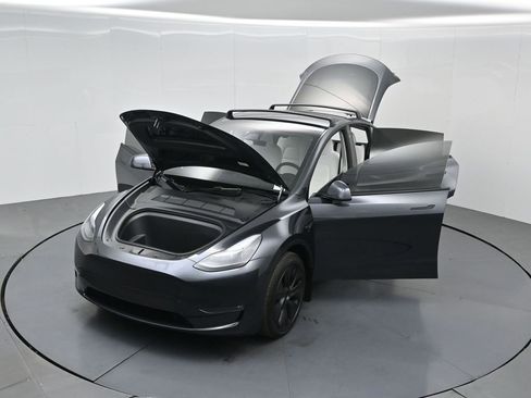 Used 2025 Tesla Model Y Long Range image 33