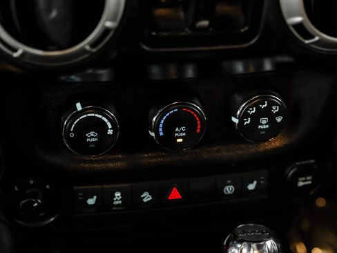 Used 2015 Jeep Wrangler Unlimited Rubicon w/ Connectivity Group AWD/4WD image 29