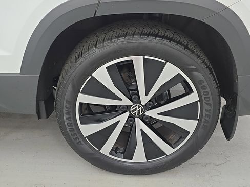 Certified 2023 Volkswagen Taos SE FWD image 32