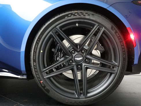 Used 2025 Aston Martin V8 Vantage Coupe image 36