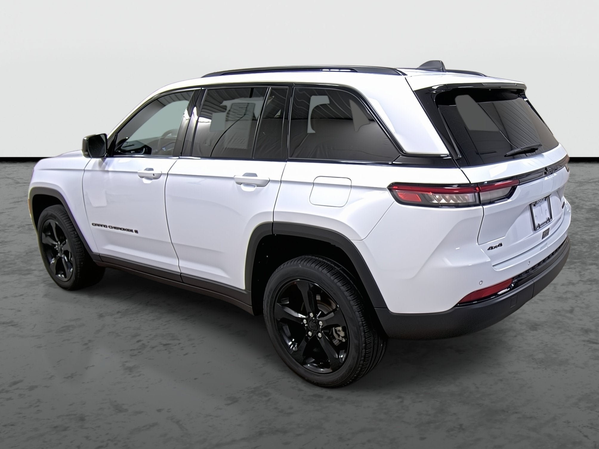 Used 2025 Jeep Grand Cherokee Limited w/ Black Appearance Package AWD/4WD image 2