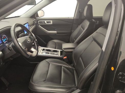Used 2022 Ford Explorer XLT w/ Equipment Group 202A AWD/4WD image 17