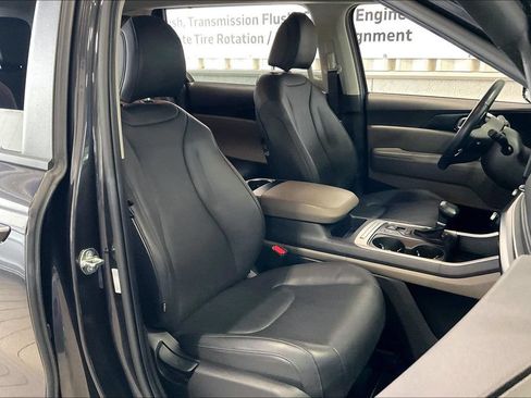 Used 2026 Kia Carnival FWD image 23