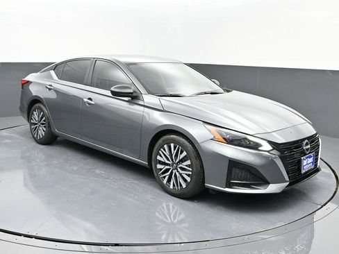 Certified 2025 Nissan Altima 2.5 SV image 2