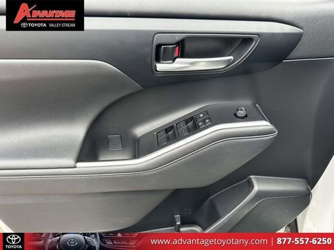 Used 2023 Toyota Highlander XLE image 21