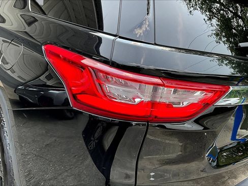 Used 2021 Chevrolet Traverse LS FWD image 22