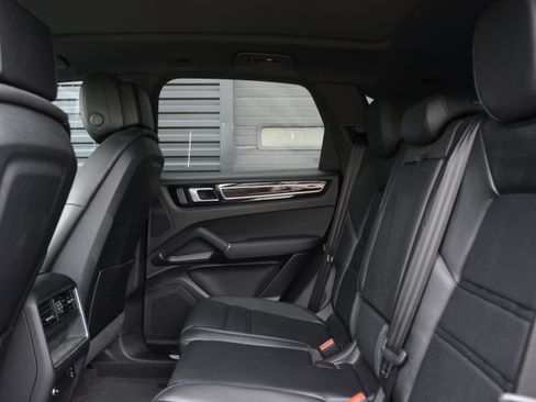 Certified 2023 Porsche Cayenne AWD/4WD image 29