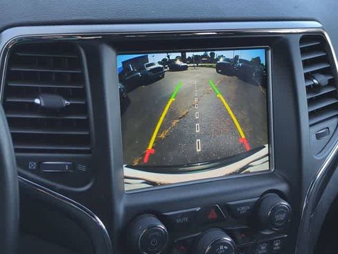 Used 2018 Jeep Grand Cherokee Laredo AWD/4WD image 29