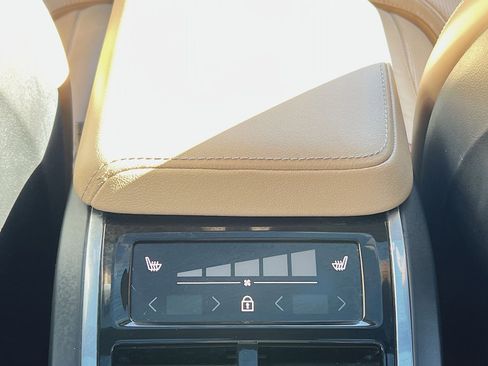 Certified 2023 Volvo XC60 B5 Ultimate w/ Climate Package image 23