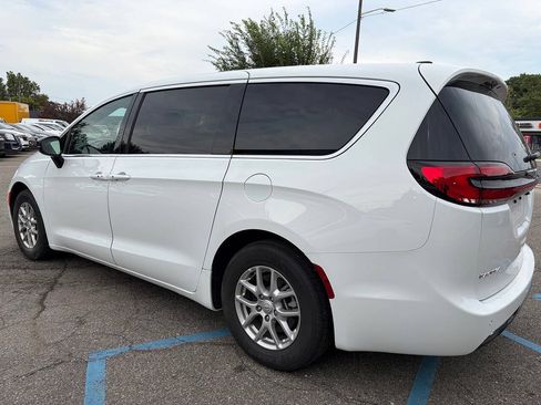 Used 2026 Chrysler Pacifica Select FWD image 7