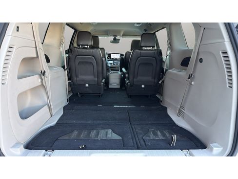 Used 2023 Chrysler Pacifica Touring-L FWD image 13
