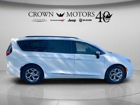 Used 2023 Chrysler Pacifica Limited w/ Trailer Tow Group FWD image 14