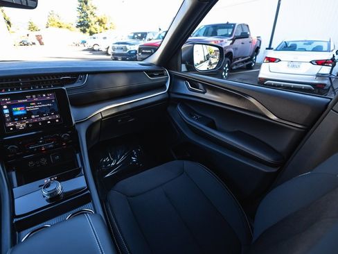 New 2025 Jeep Grand Cherokee 4WD image 21