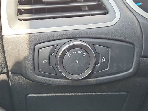 Used 2018 Ford Edge SEL image 17