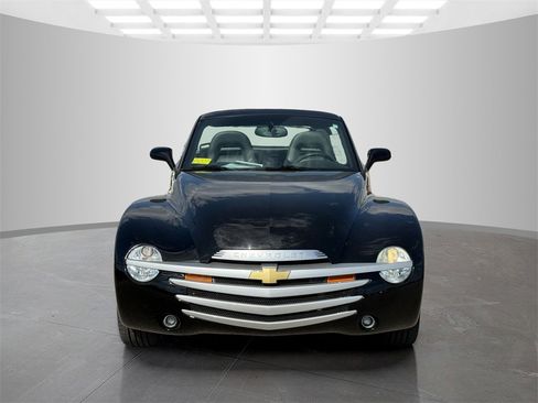 Used 2005 Chevrolet SSR w/ Preferred Equipment Group image 2