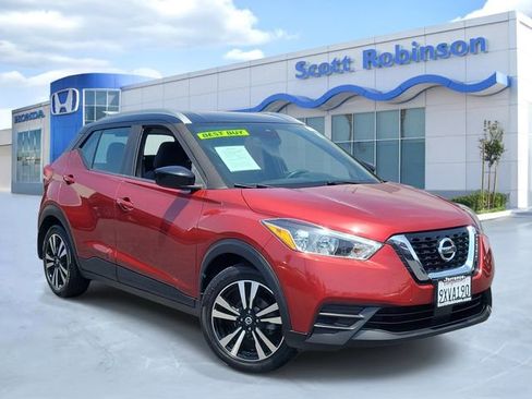 Used 2020 Nissan Kicks SV FWD image 1