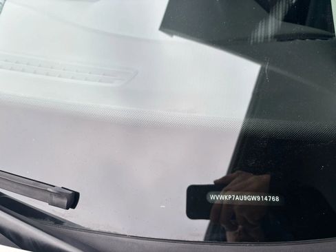 Used 2016 Volkswagen e-Golf SE image 18