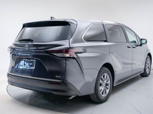 Used 2025 Toyota Sienna XLE image 5