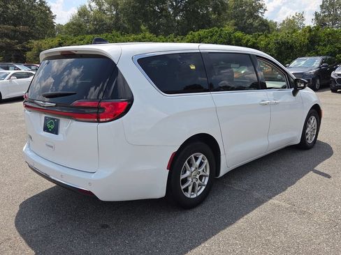 Used 2024 Chrysler Pacifica Touring-L FWD image 11
