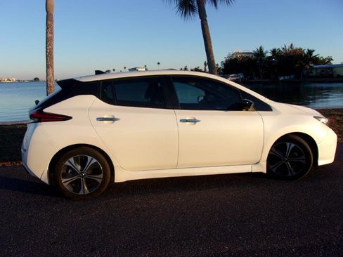 Used 2020 Nissan Leaf SV w/ SV Technology Package image 9