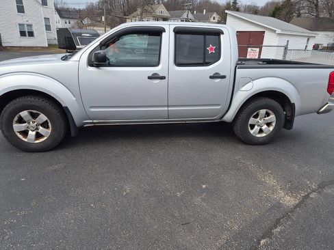 Used 2010 Nissan Frontier SE AWD/4WD image 3