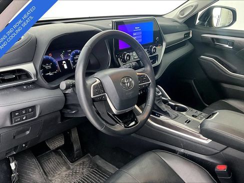 Used 2024 Toyota Highlander Platinum FWD image 15