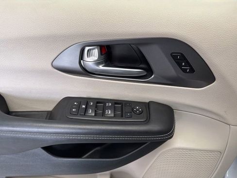Used 2024 Chrysler Pacifica Touring-L image 23