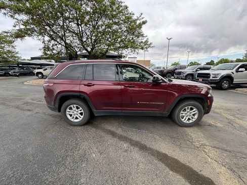 Used 2023 Jeep Grand Cherokee Laredo AWD/4WD image 3