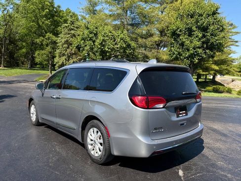 Used 2017 Chrysler Pacifica Touring-L FWD image 5