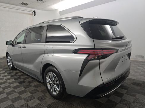 Used 2024 Toyota Sienna Platinum image 6