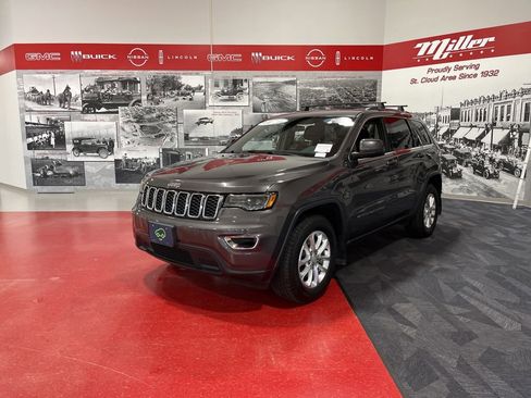 Used 2021 Jeep Grand Cherokee Laredo w/ Security & Convenience Group AWD/4WD image 9