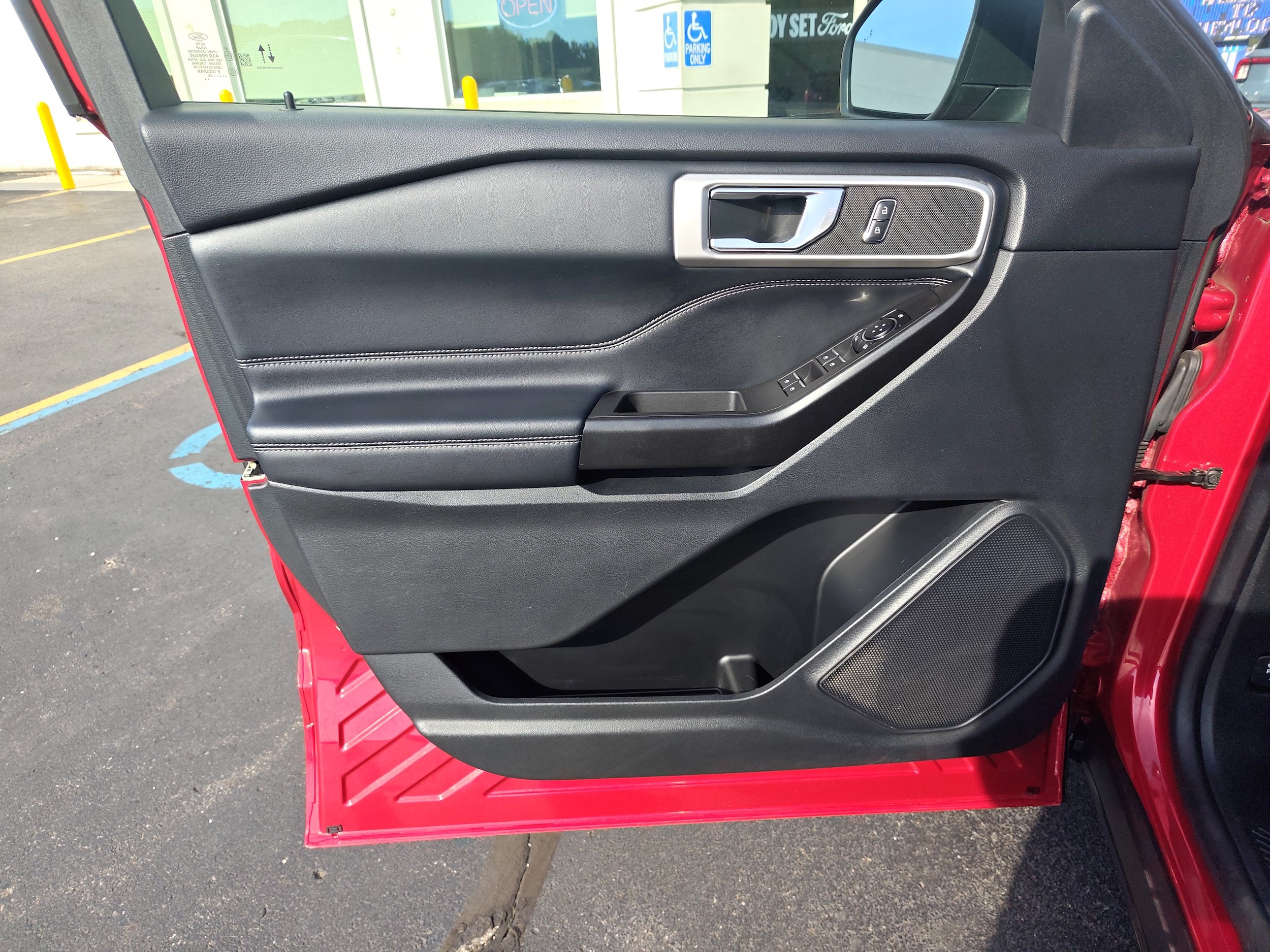 Used 2020 Ford Explorer XLT w/ Equipment Group 202A AWD/4WD image 22