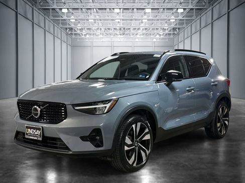 Used 2023 Volvo XC40 B5 Plus w/ Climate Package AWD/4WD image 1