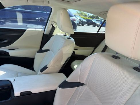 Certified 2022 Lexus ES 300h w/ Accessory Package 2 FWD image 7