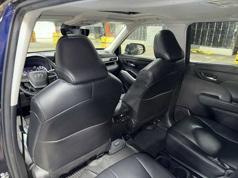 Used 2022 Toyota Highlander XLE image 29
