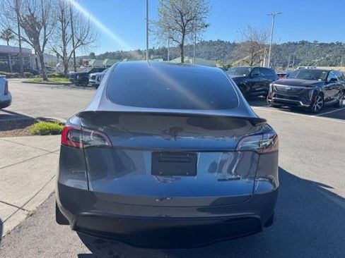 Used 2022 Tesla Model Y Long Range image 7