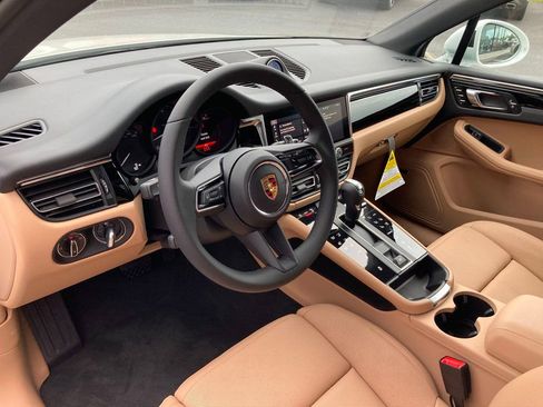 Used 2025 Porsche Macan image 4