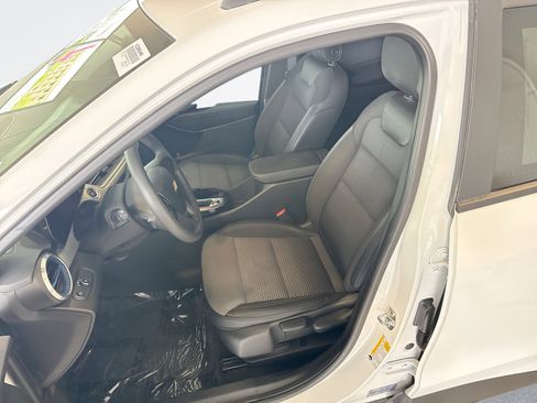 Used 2025 Chevrolet Trax LT w/ LPO, Blackout Package FWD image 11