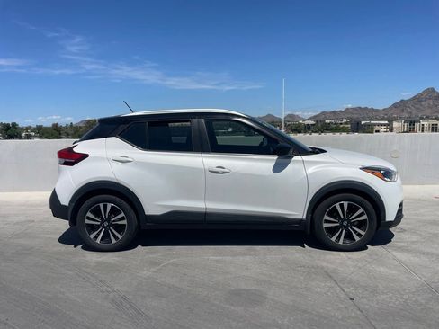 Used 2019 Nissan Kicks SV image 3