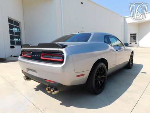Used 2015 Dodge Challenger SXT w/ Driver Convenience Group RWD image 25