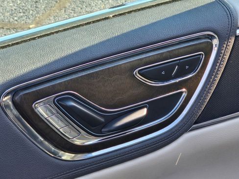 Used 2017 Lincoln Continental Select w/ Climate Package image 19