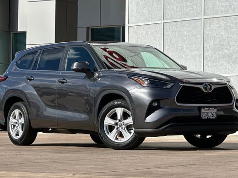 Used 2023 Toyota Highlander LE image 2