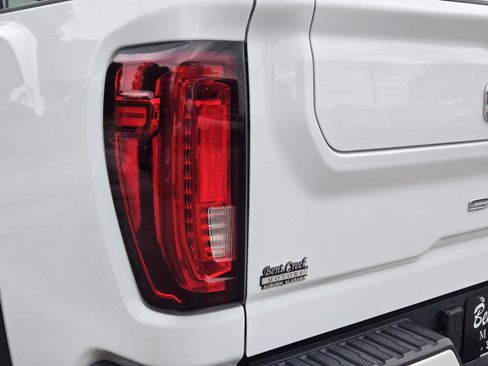 Used 2021 GMC Sierra 2500 AT4 w/ AT4 Premium Plus Package AWD/4WD image 10