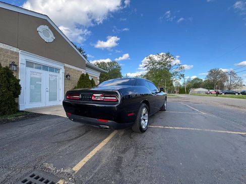 Used 2015 Dodge Challenger SXT RWD image 4
