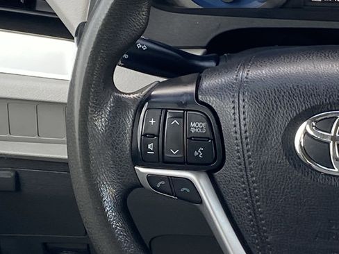 Used 2019 Toyota Sienna LE w/ Carpet Mat Package FWD image 18