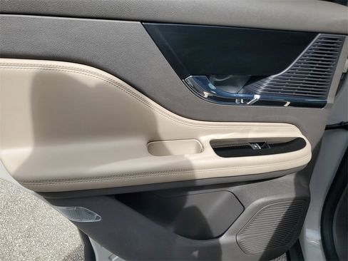 Used 2022 Lincoln Corsair FWD image 9