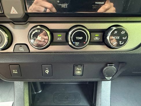 Used 2017 Toyota Tacoma TRD Sport w/ Tow Package AWD/4WD image 23