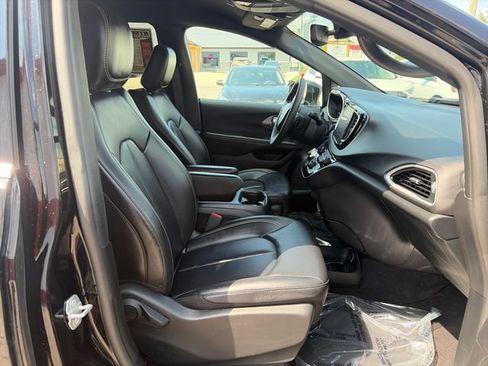 Used 2025 Chrysler Pacifica Select FWD image 23