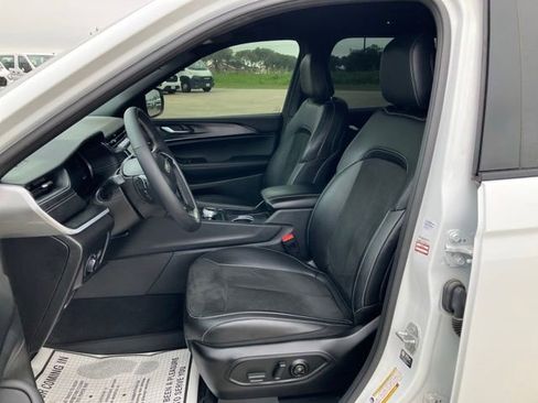 Used 2025 Jeep Grand Cherokee L Laredo RWD image 23